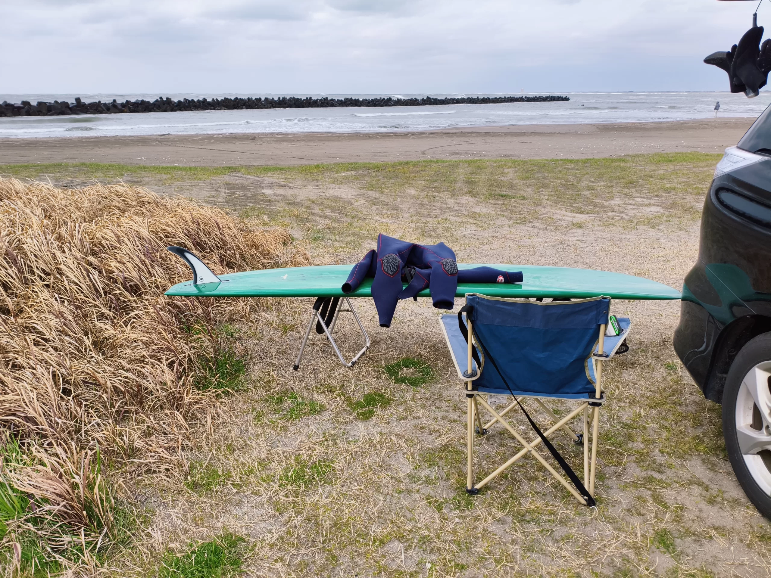 千葉北 飯岡の海岸に置かれたドナルドタカヤマ Model T ロングボード