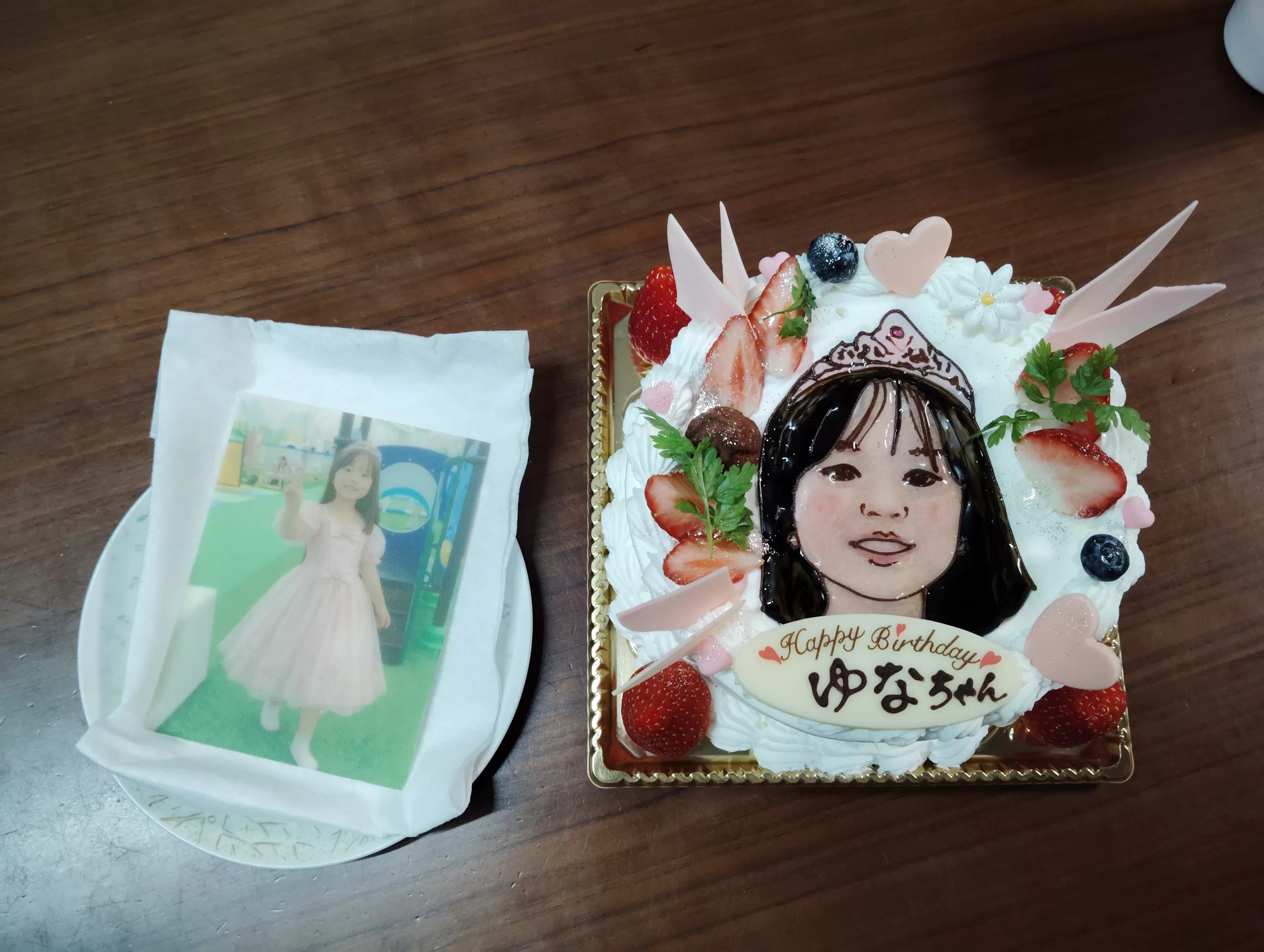娘の6歳の誕生日に用意した、お菓子のたいようの写真プリントと似顔絵付きバースデーケーキ